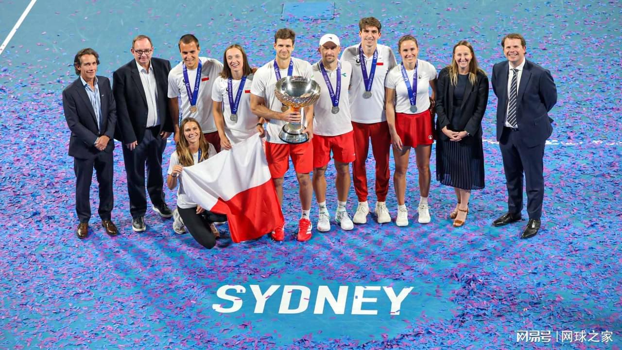 世界杯-斯瓦泰克罕见两连败吞蛋落泪,波兰险胜瑞士夺得联合杯冠军