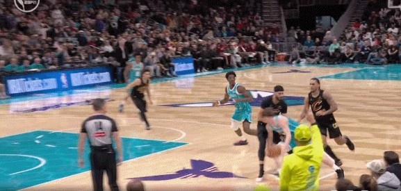 2026世界杯-回手掏?克尼佩尔突破附加动作打到小南斯 被吹技术犯规